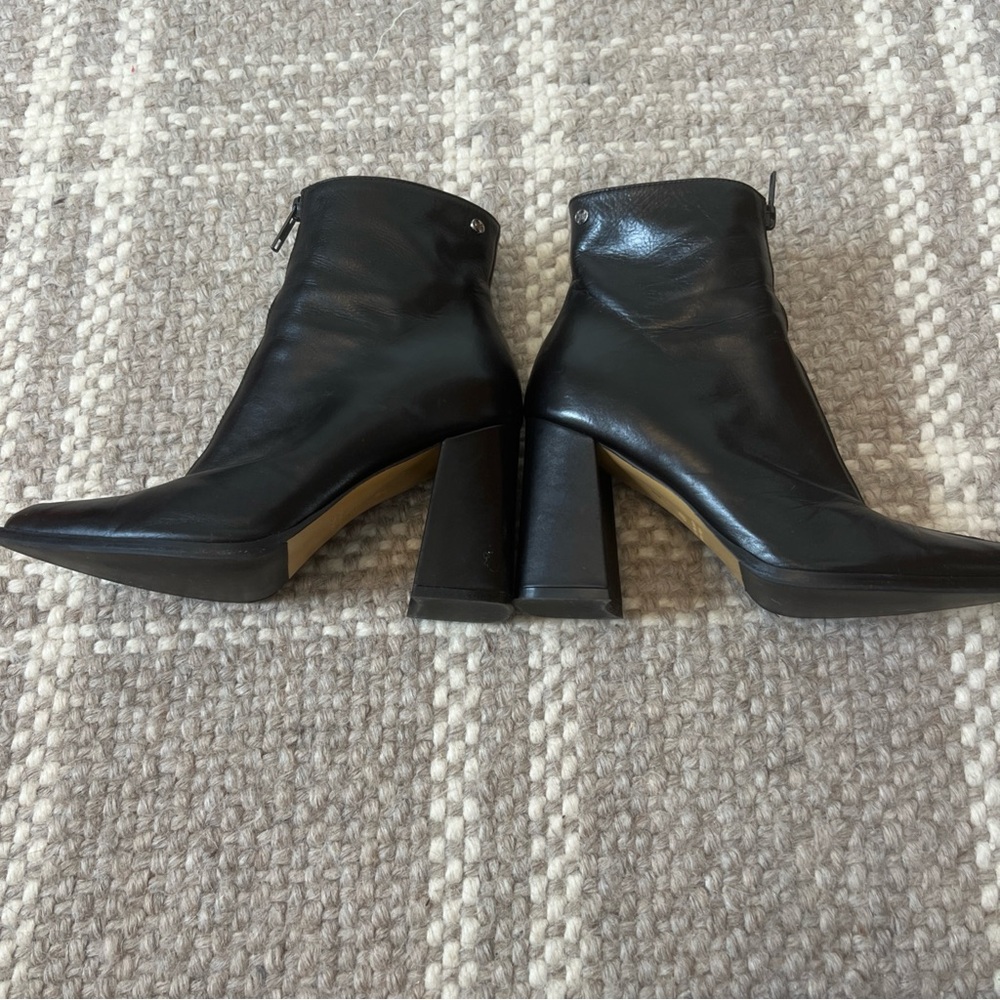 Capezzani black leather, pointed toe, block heels, ankle boots size US 7/ EU 37 - Picture 5 of 9